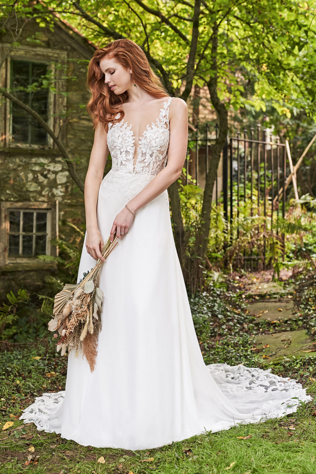 Bonnie - fließendes Brautkleid mit Spitze im Oberteil und auf der Schleppe