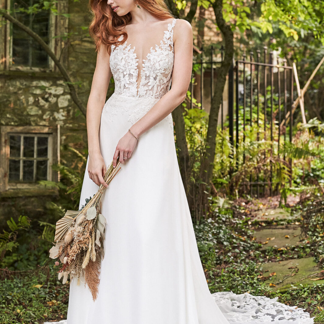 Bonnie - fließendes Brautkleid mit Spitze im Oberteil und auf der Schleppe