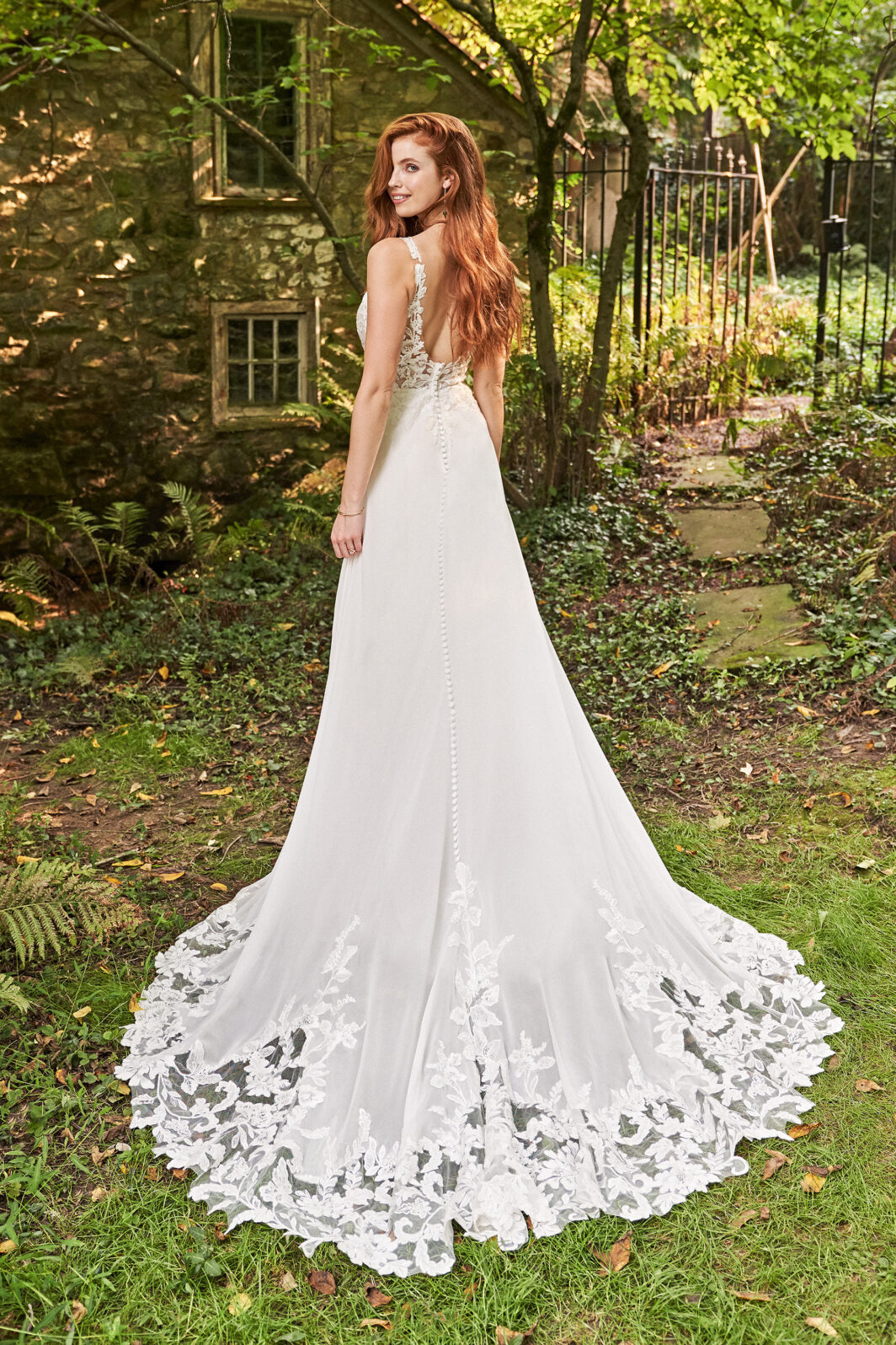 Bonnie - fließendes Brautkleid mit Spitze im Oberteil und auf der Schleppe – Bild 2