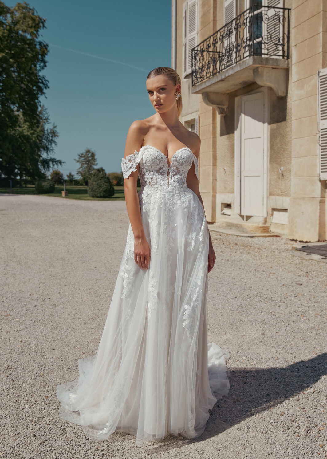 Sarina - A-Linie mit Herzausschnitt, Carmenträgern und Spitze