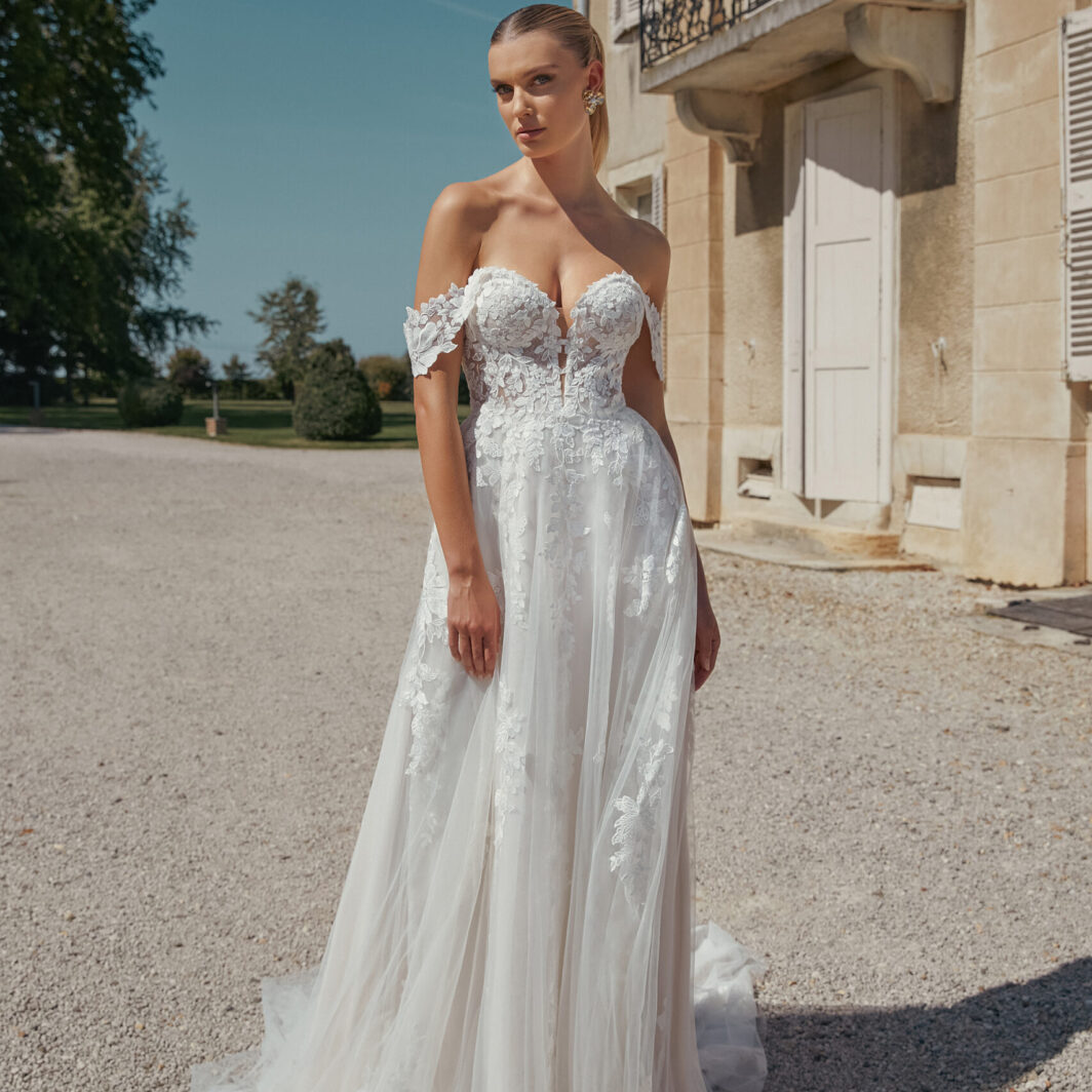 Sarina - A-Linie mit Herzausschnitt, Carmenträgern und Spitze