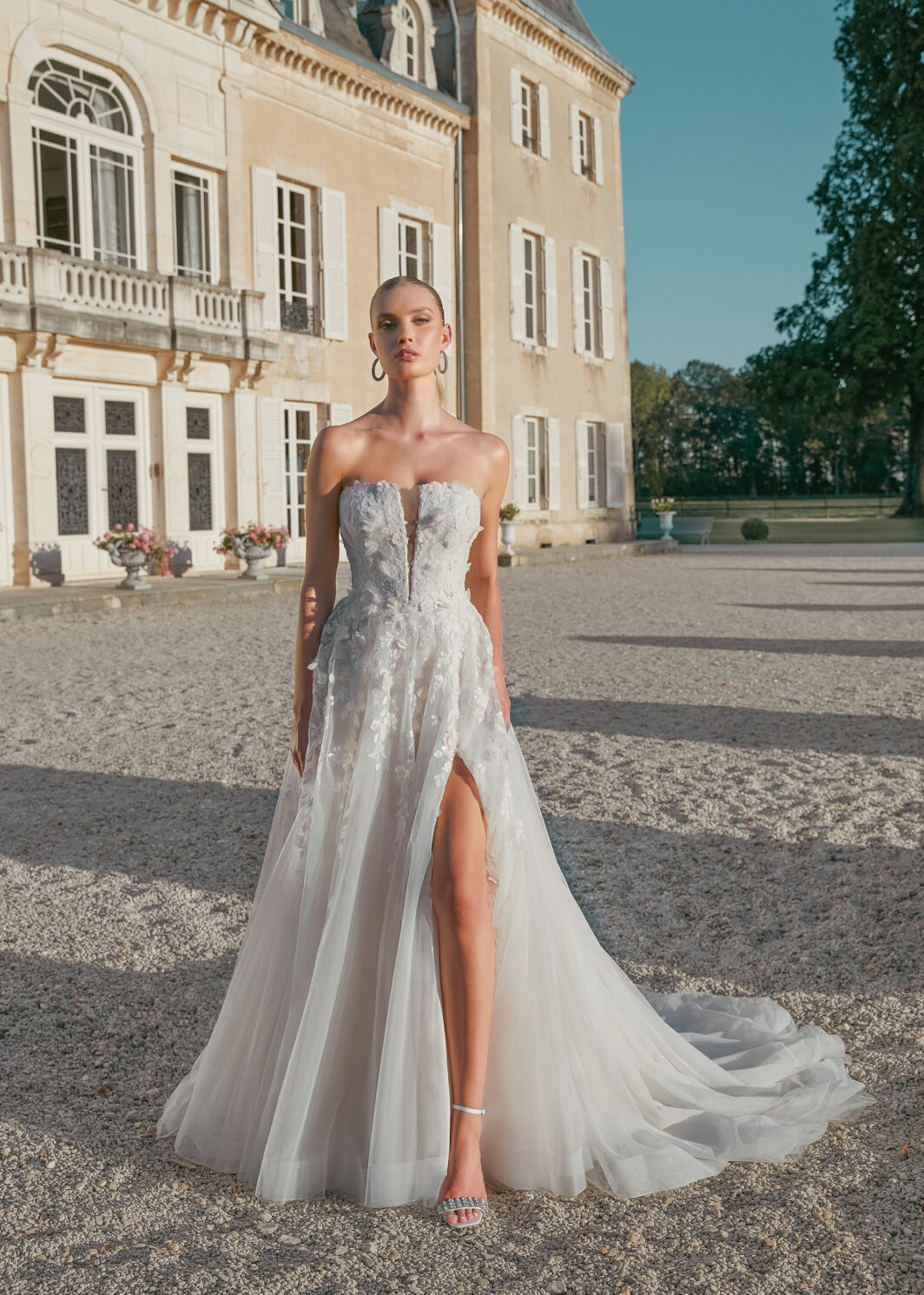 Mirabella - A-Linie mit einer Corsage, 3D Blüten und einem Schlitz