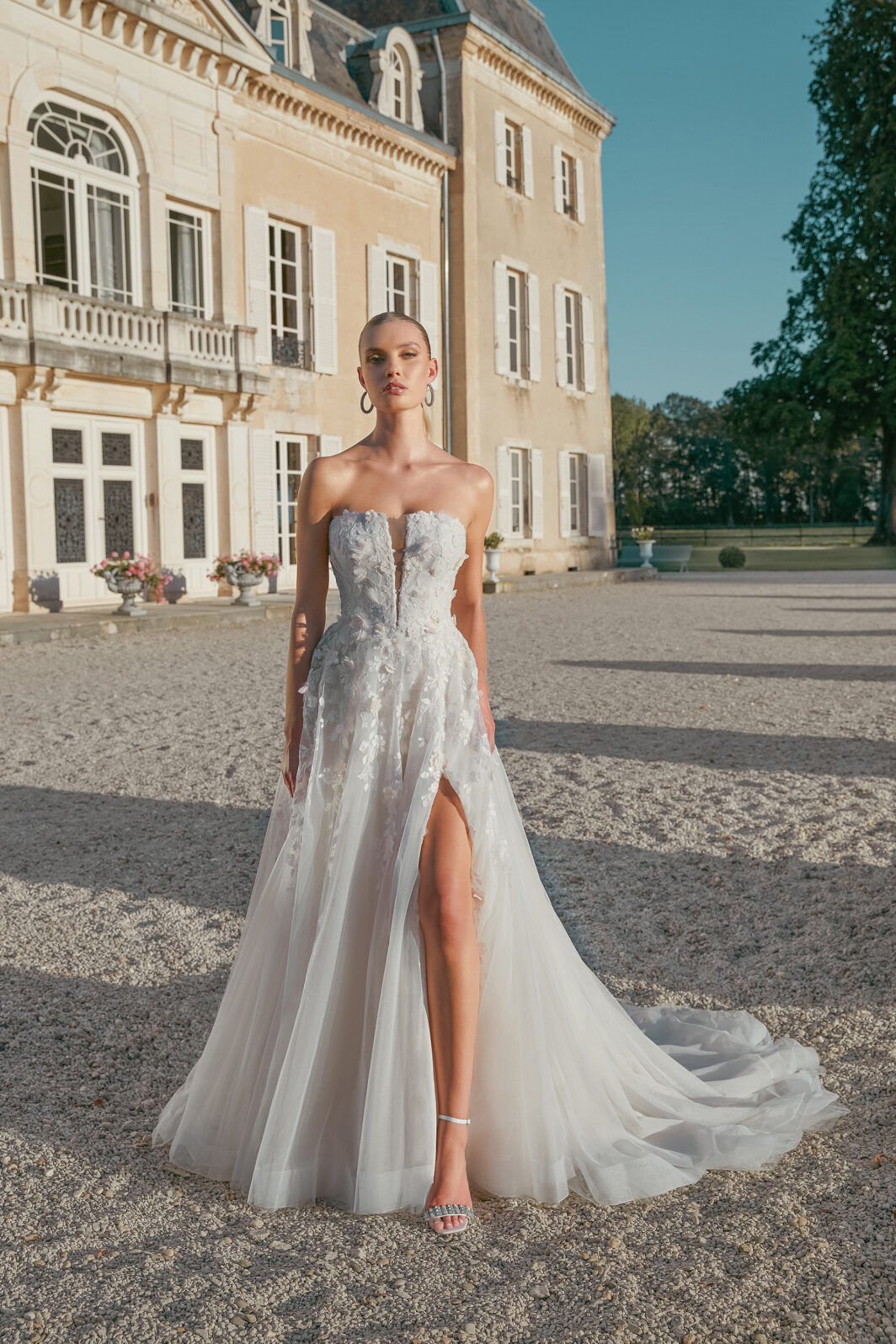 Mirabella - A-Linie mit einer Corsage, 3D Blüten und einem Schlitz