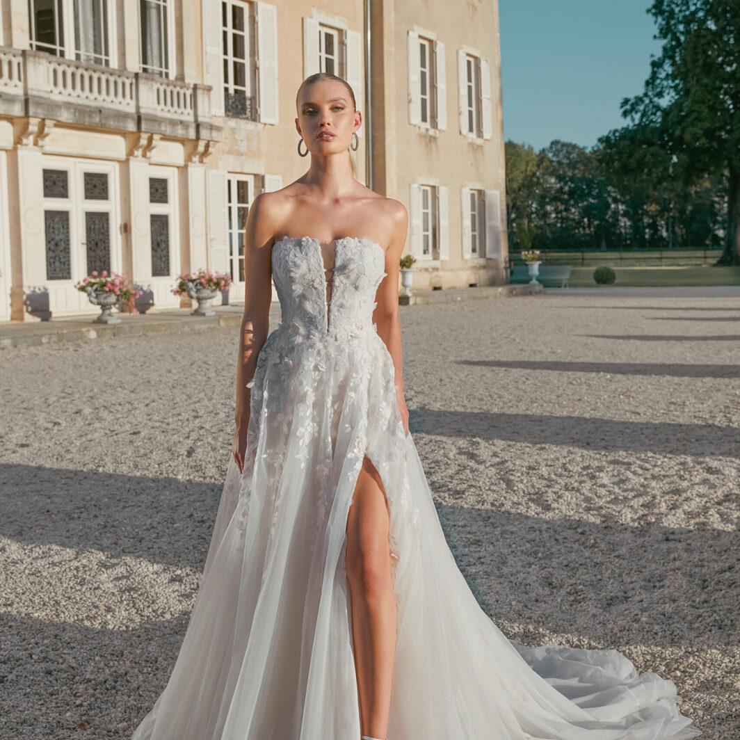 Mirabella - A-Linie mit einer Corsage, 3D Blüten und einem Schlitz