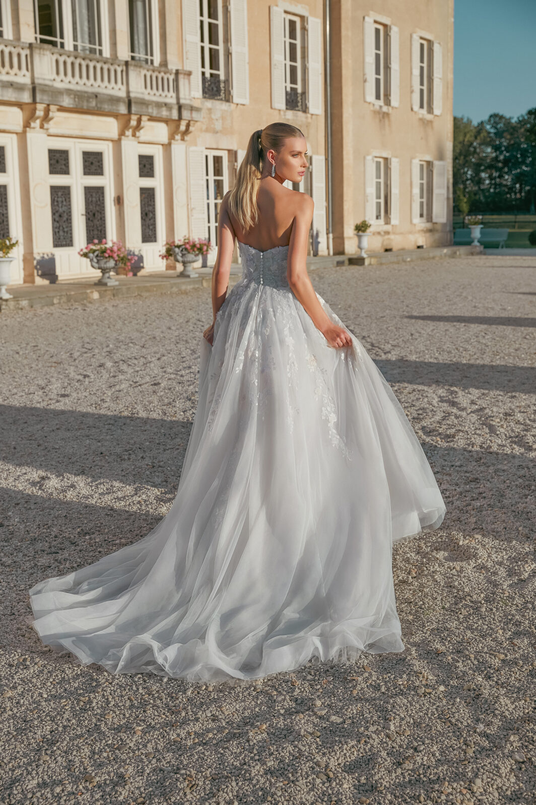Mirabella - A-Linie mit einer Corsage, 3D Blüten und einem Schlitz – Bild 2