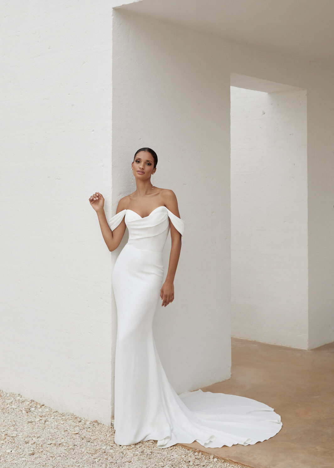 Hanna - Schlichtes, figurbetontes Brautkleid mit Carmenträgern