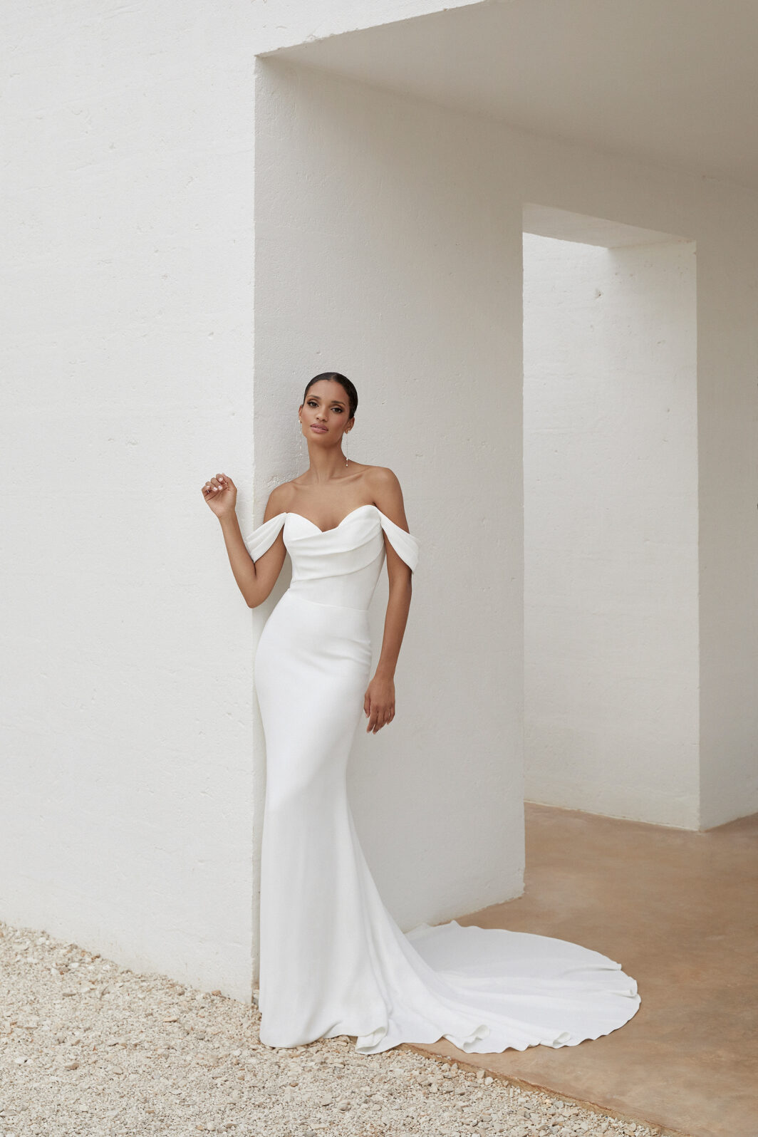 Hanna - Schlichtes, figurbetontes Brautkleid mit Carmenträgern