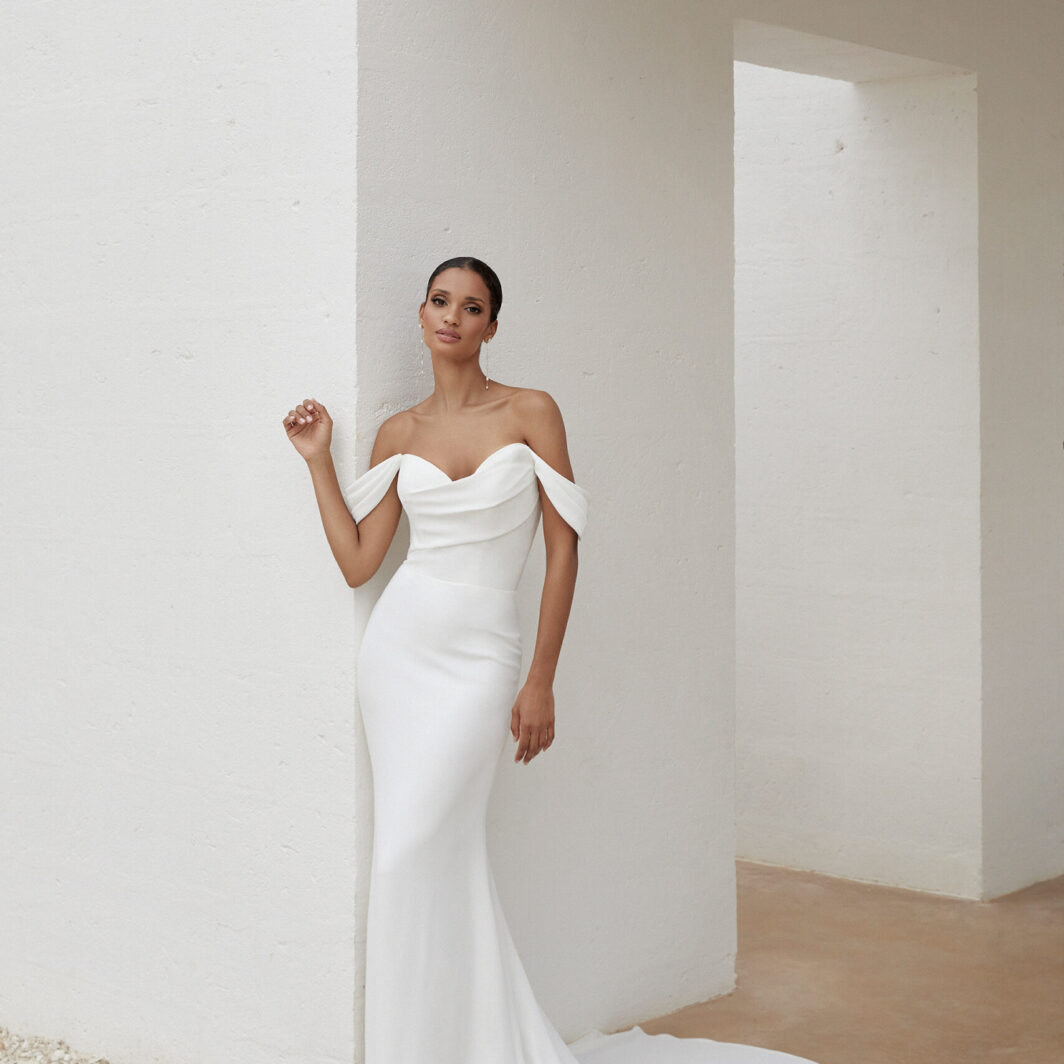 Hanna - Schlichtes, figurbetontes Brautkleid mit Carmenträgern