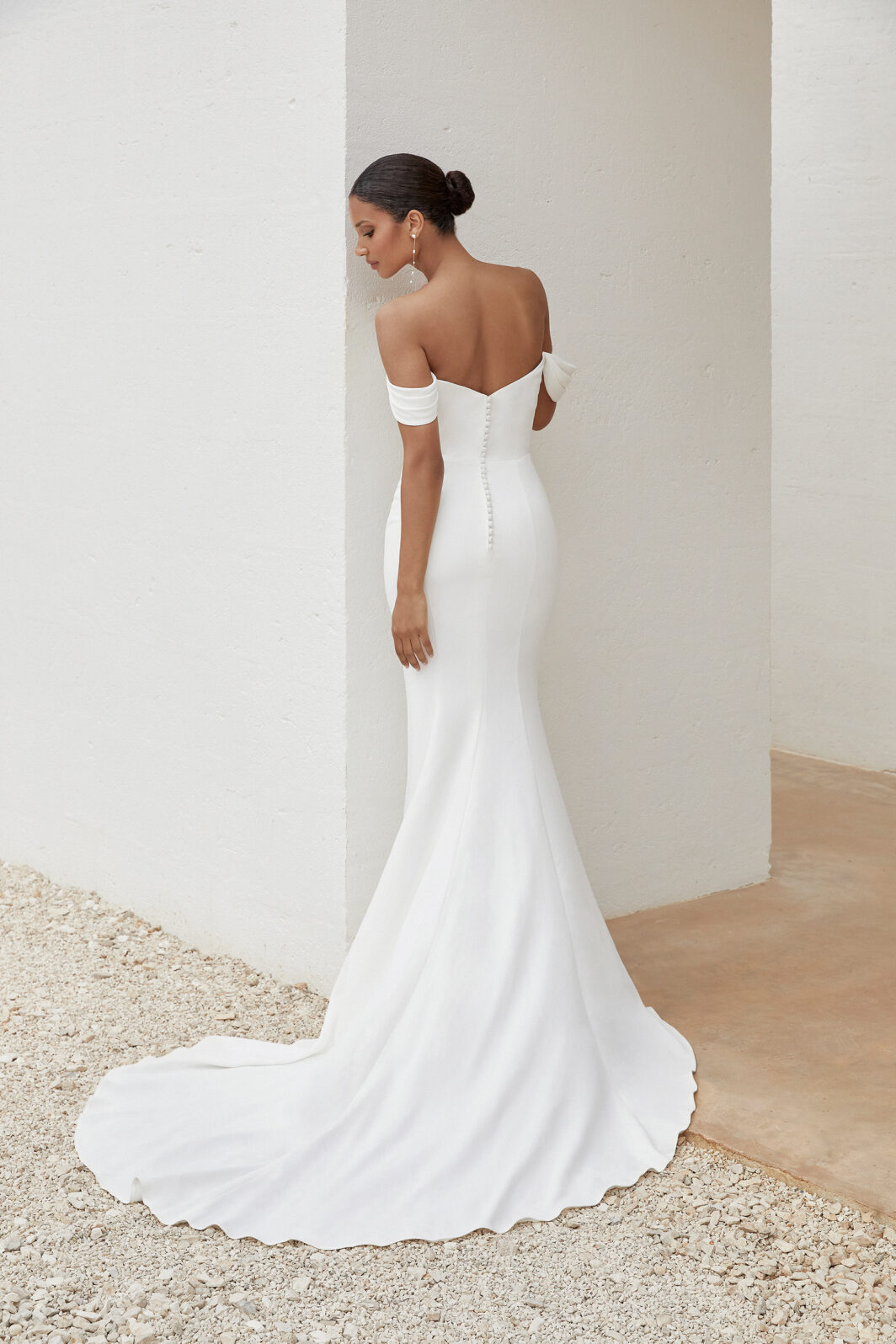 Hanna - Schlichtes, figurbetontes Brautkleid mit Carmenträgern – Bild 2