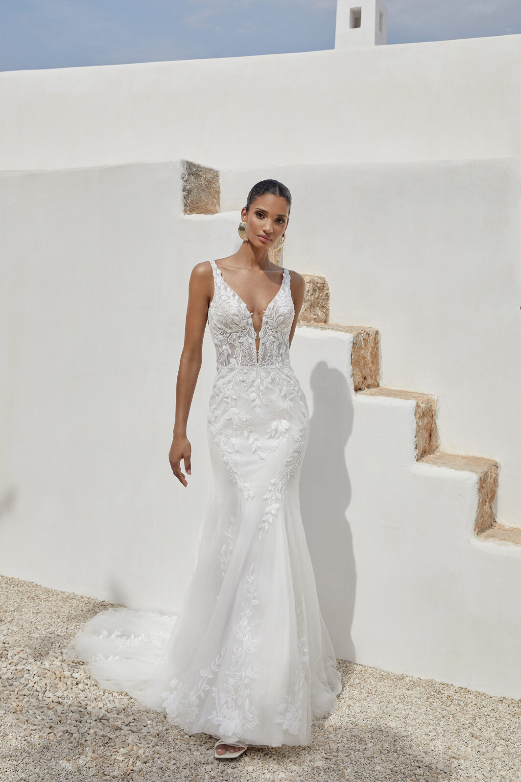 Lahela - Fit and Flare Brautkleid mit tiefem Rücken und Blätterspitze