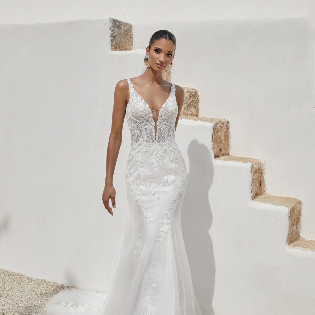 Lahela - Fit and Flare Brautkleid mit tiefem Rücken und Blätterspitze