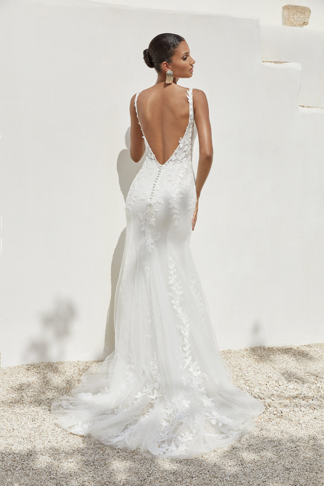 Lahela - Fit and Flare Brautkleid mit tiefem Rücken und Blätterspitze – Bild 2