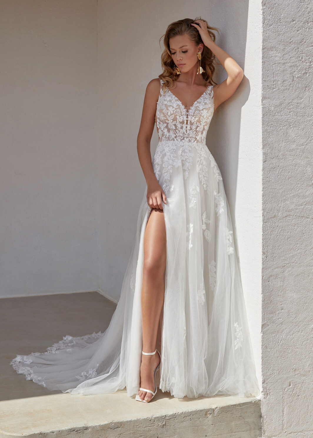 Oriana - Leichte A-Linie mit Spitze, einem Schlitz und Trägern