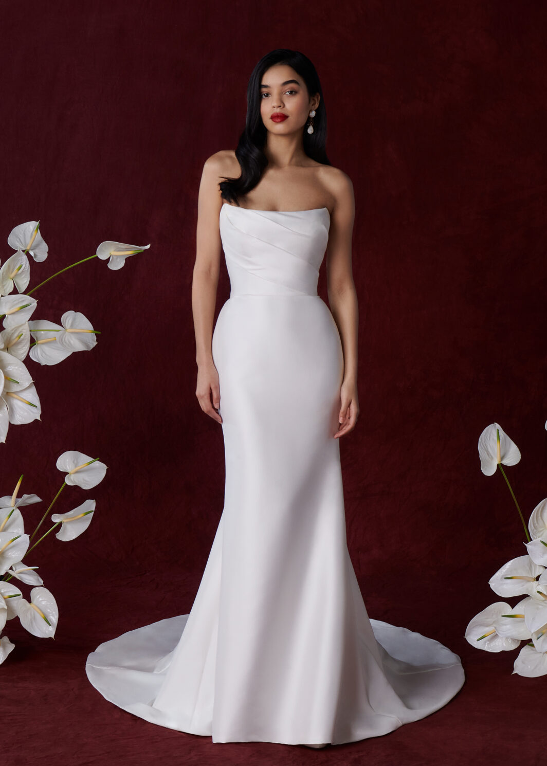 Charlie - Schlichtes Fit and Flare Brautkleid mit geradem Ausschnitt und abnehmbarer Schleppe