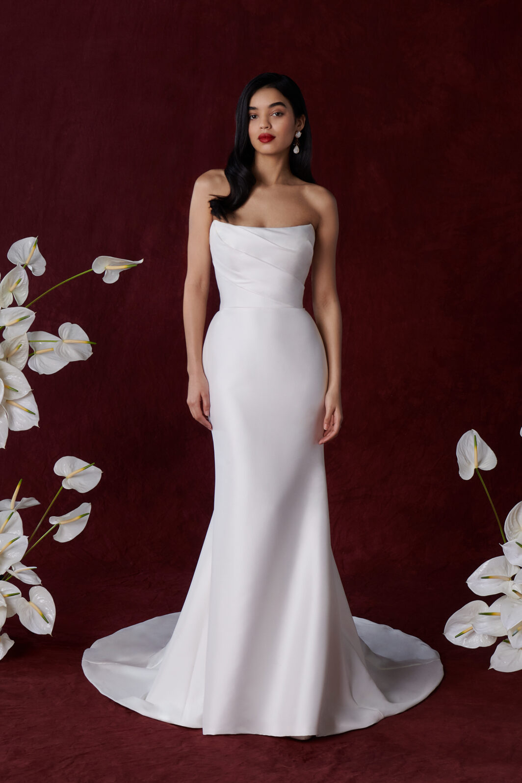 Charlie - Schlichtes Fit and Flare Brautkleid mit geradem Ausschnitt und abnehmbarer Schleppe