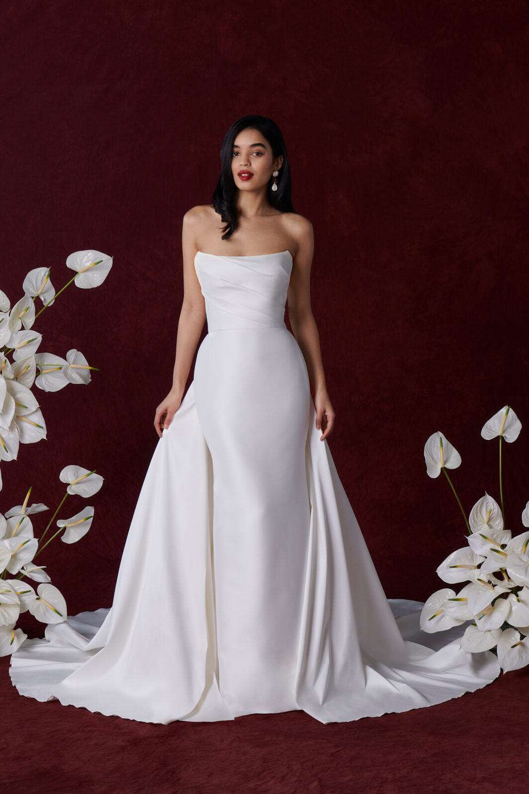Charlie - Schlichtes Fit and Flare Brautkleid mit geradem Ausschnitt und abnehmbarer Schleppe – Bild 4