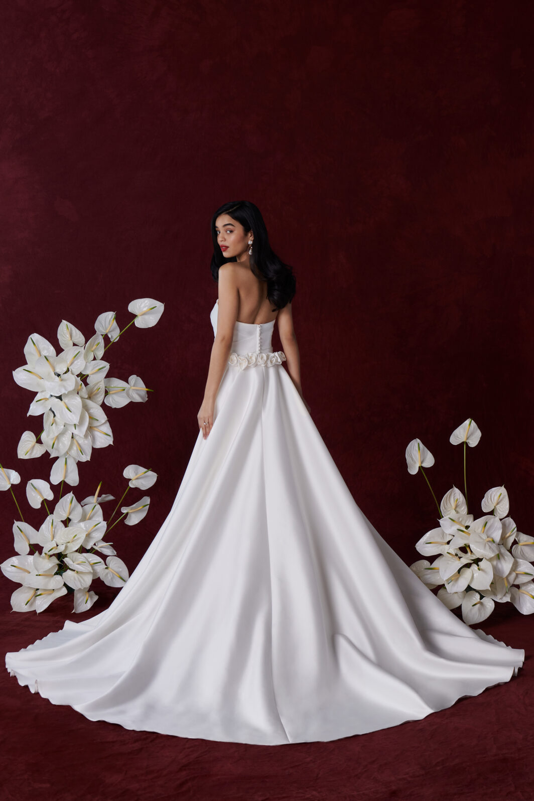 Charlie - Schlichtes Fit and Flare Brautkleid mit geradem Ausschnitt und abnehmbarer Schleppe – Bild 3