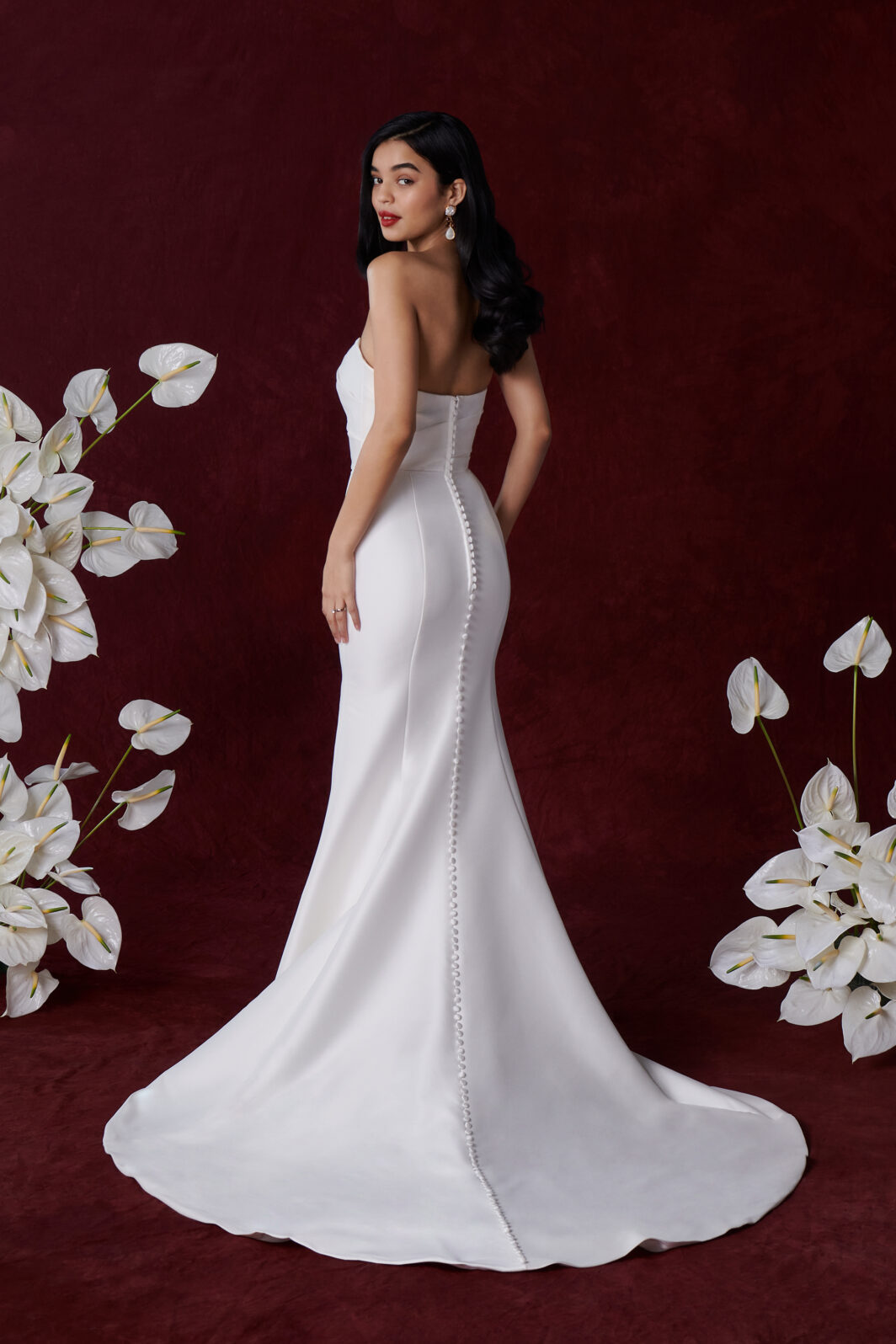 Charlie - Schlichtes Fit and Flare Brautkleid mit geradem Ausschnitt und abnehmbarer Schleppe – Bild 2
