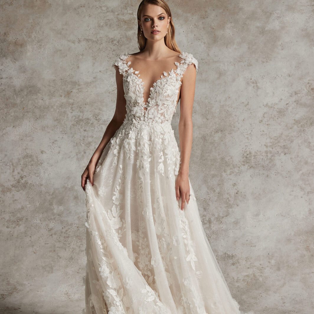 Malina - A-Linie mit viel Spitze, 3D Blüten und breiten Trägern