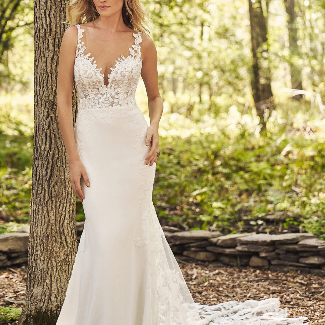 Maila - enges Brautkleid mit Schleppe und abnehmbaren Ärmeln