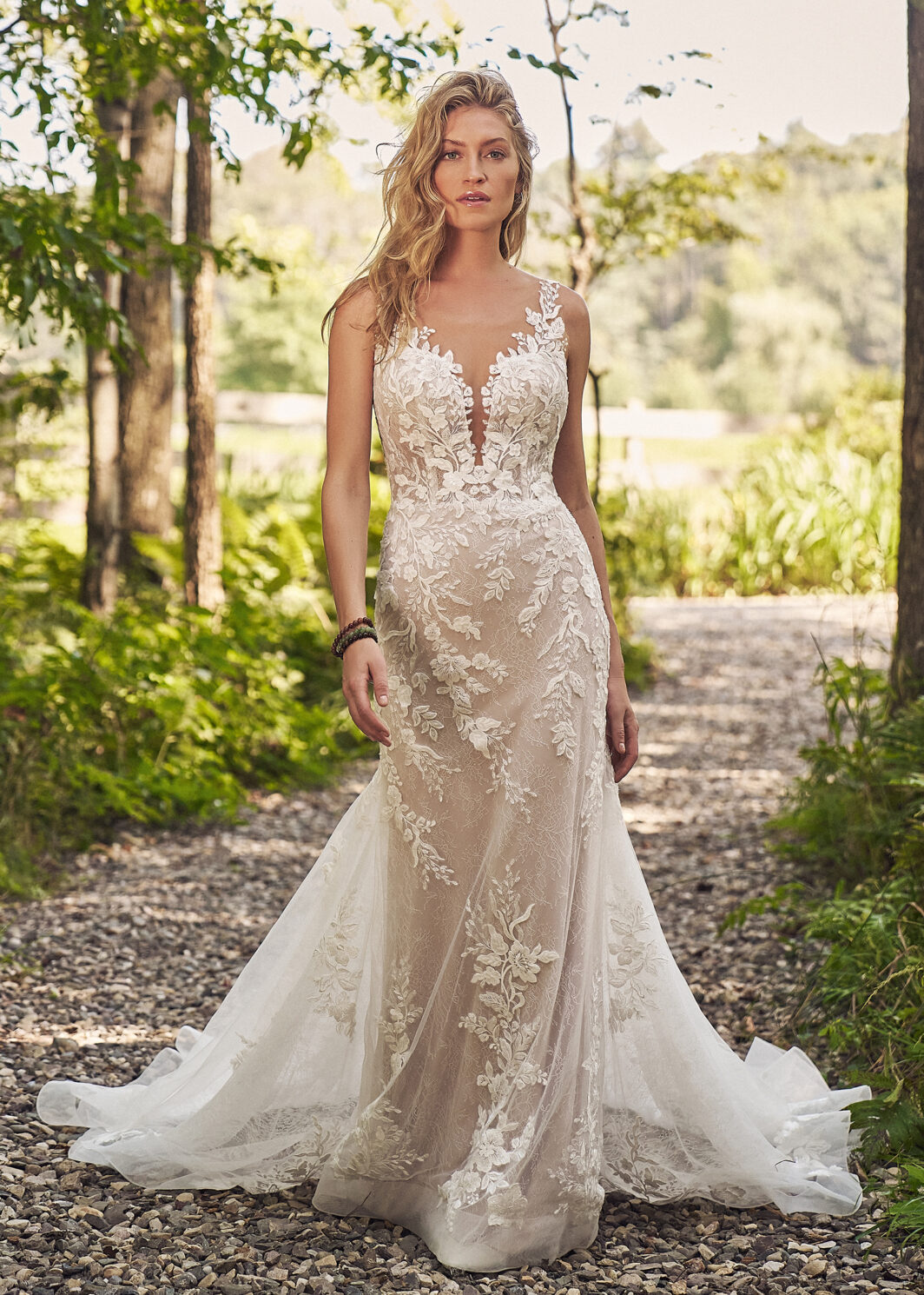 Senai - Fit and Flare Brautkleid mit Cut Outs und langer Schleppe