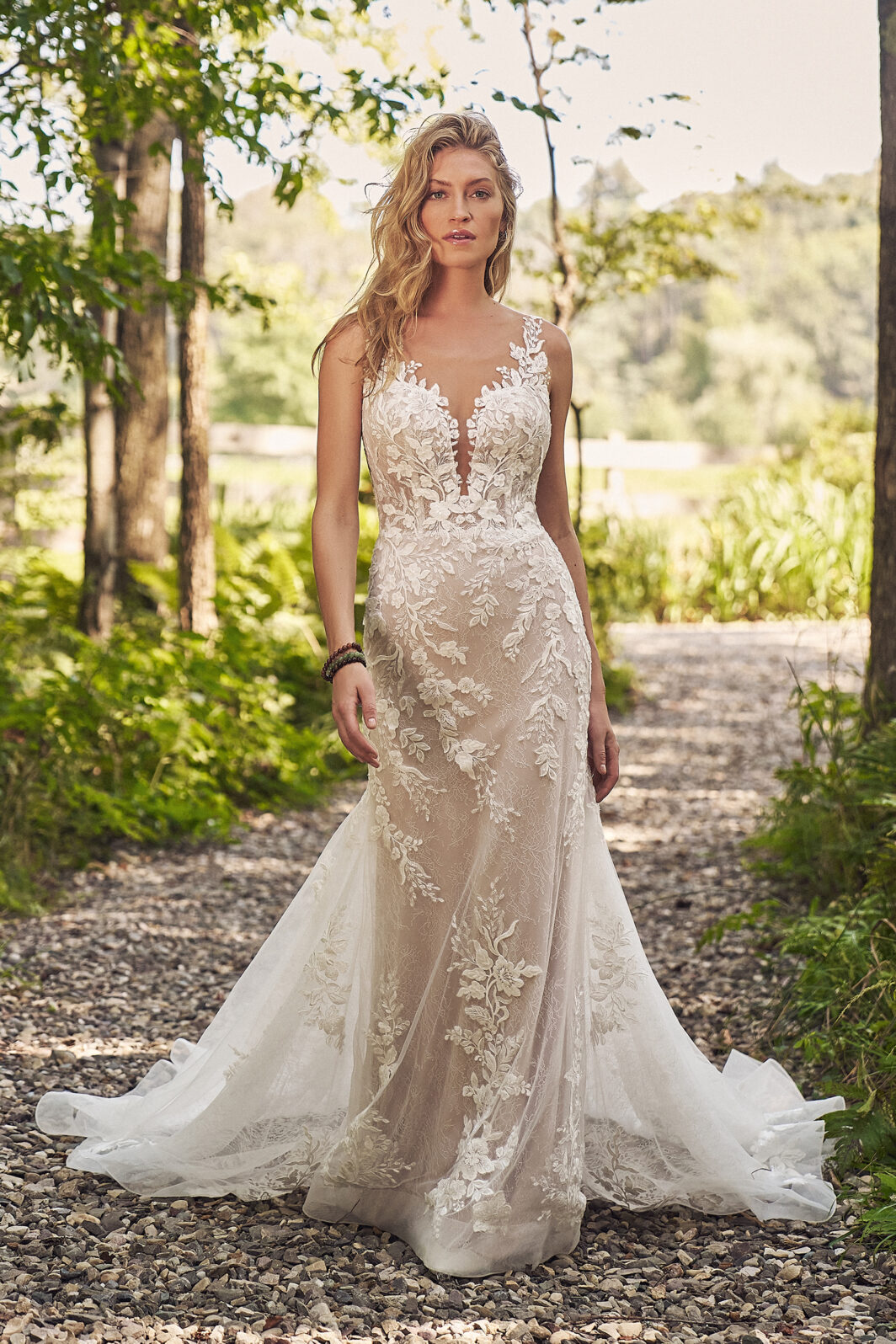 Senai - Fit and Flare Brautkleid mit tiefem Ausschnitt, Cut Outs und langer Schleppe