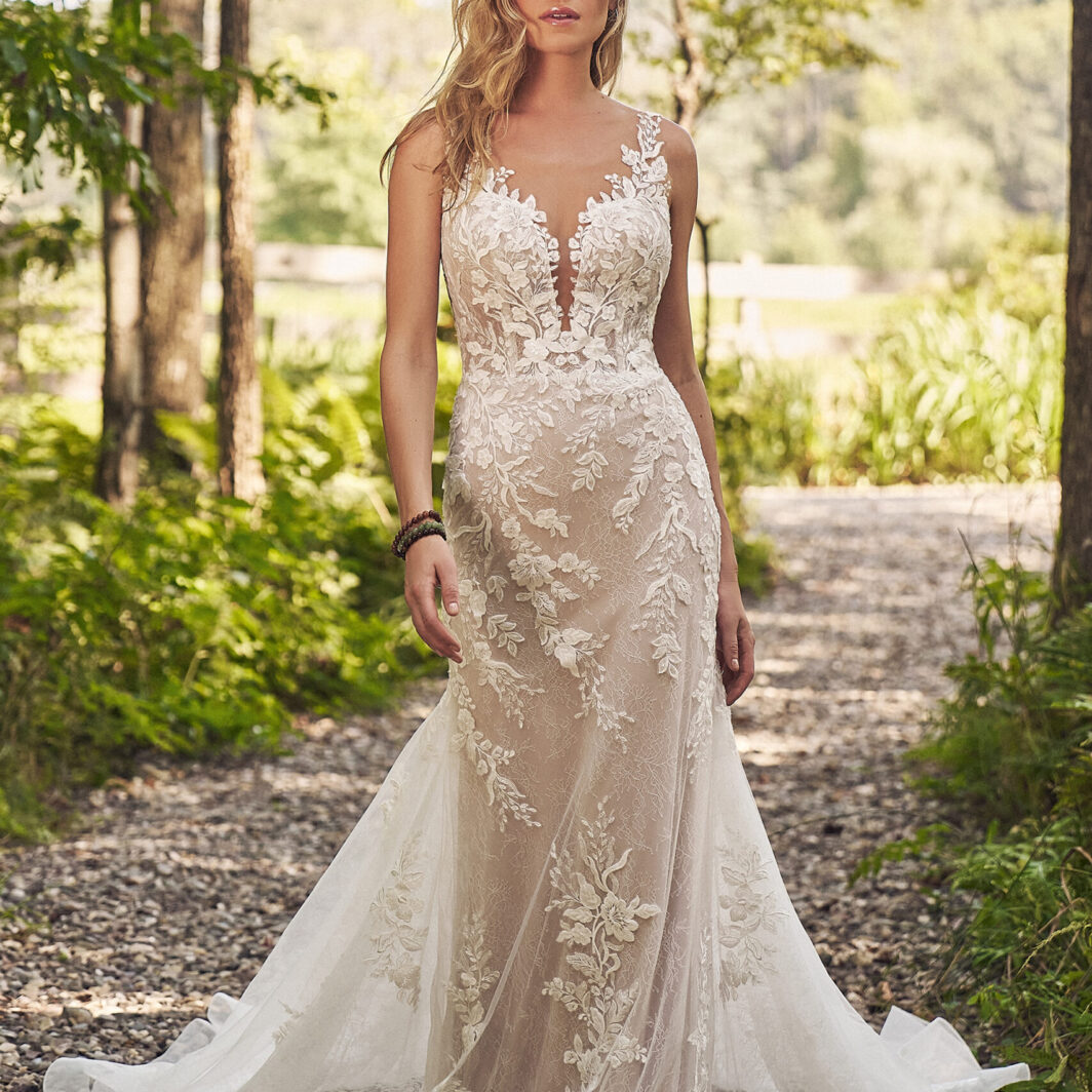 Senai - Fit and Flare Brautkleid mit Cut Outs und langer Schleppe