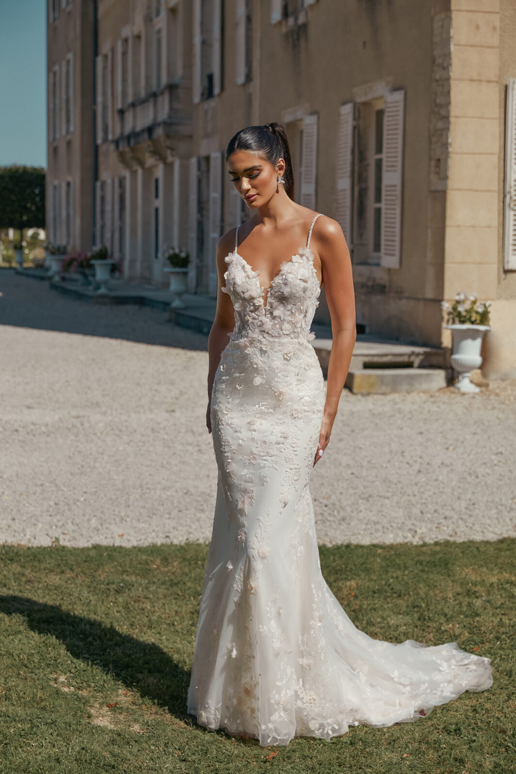 Liz -  Brautkleid mit 3D Blüten und einem abnehmbaren Überrock – Bild 3