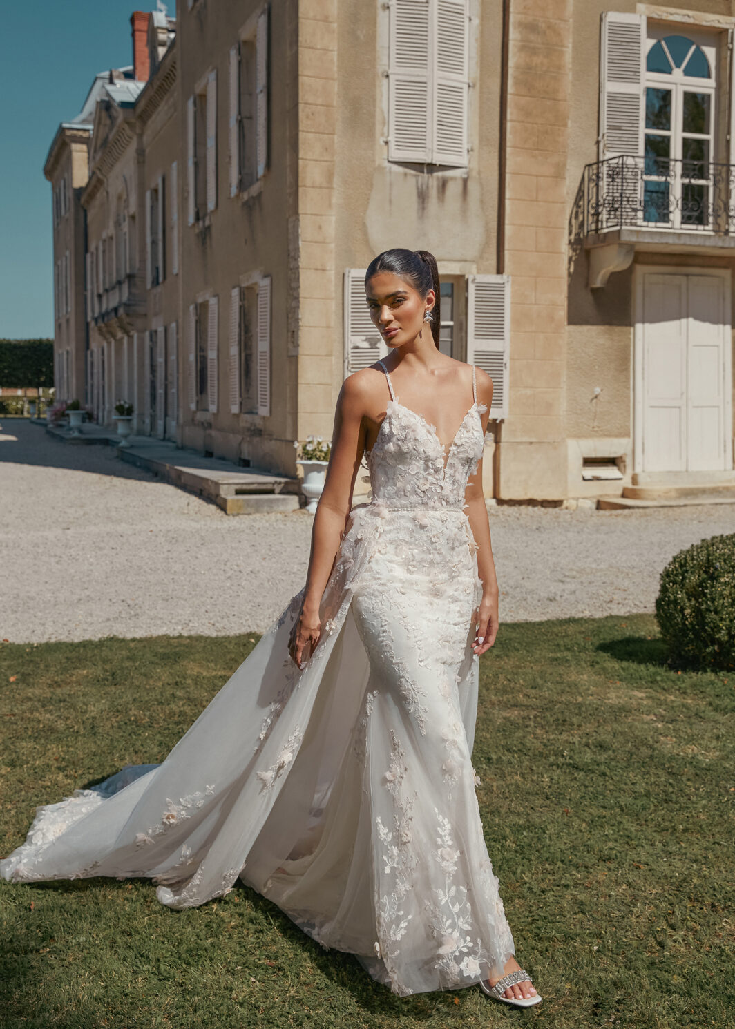 Liz -  Brautkleid mit 3D Blüten und einem abnehmbaren Überrock