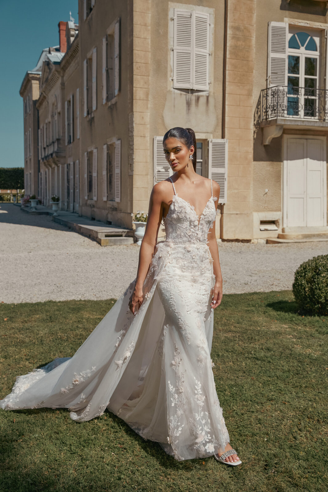 Liz -  Brautkleid mit 3D Blüten und einem abnehmbaren Überrock