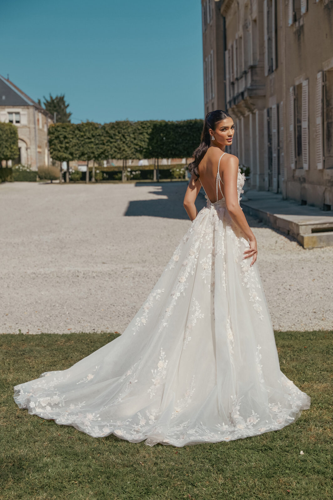 Liz -  Brautkleid mit 3D Blüten und einem abnehmbaren Überrock – Bild 2
