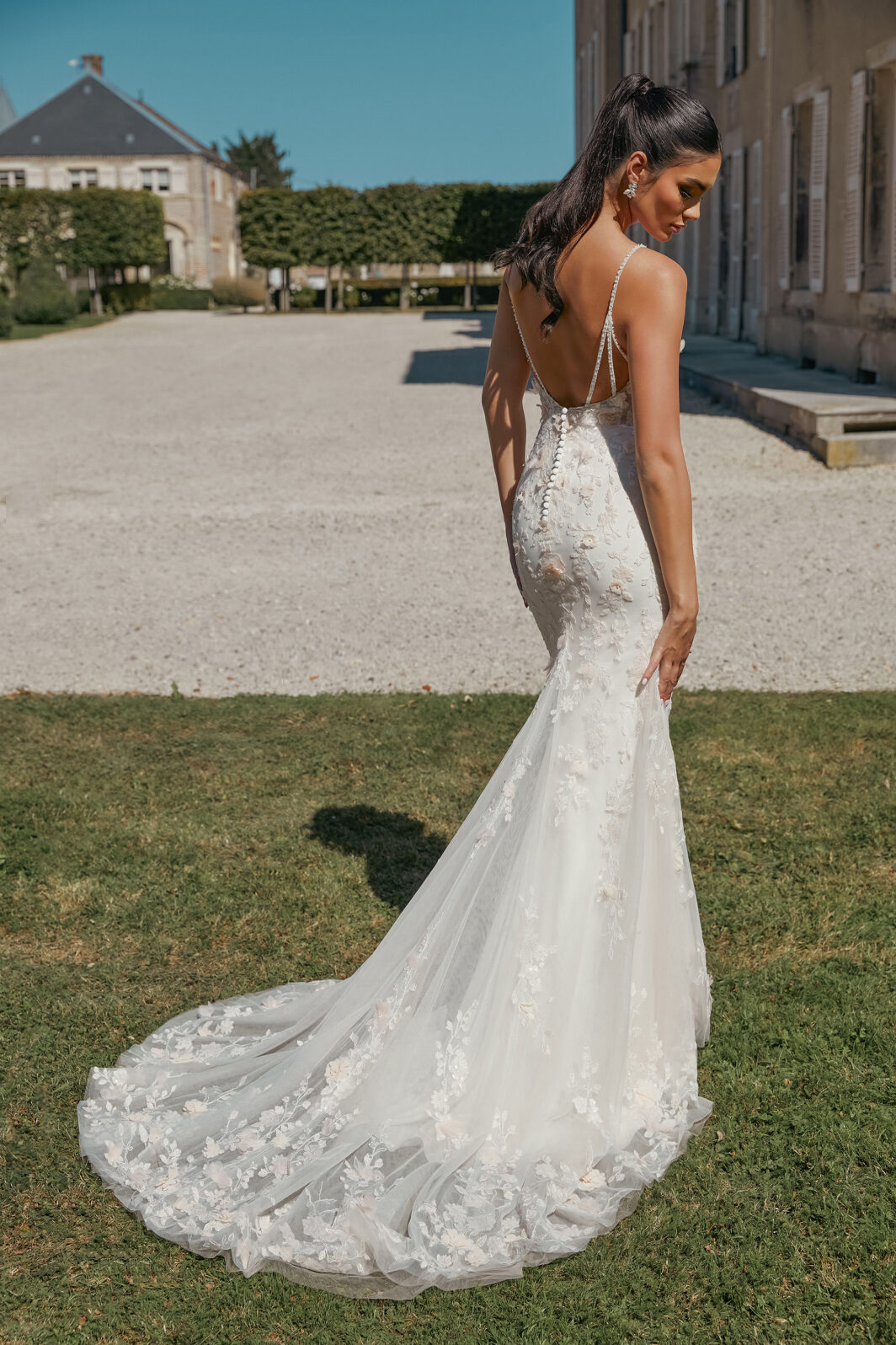 Liz -  Brautkleid mit 3D Blüten und einem abnehmbaren Überrock – Bild 4
