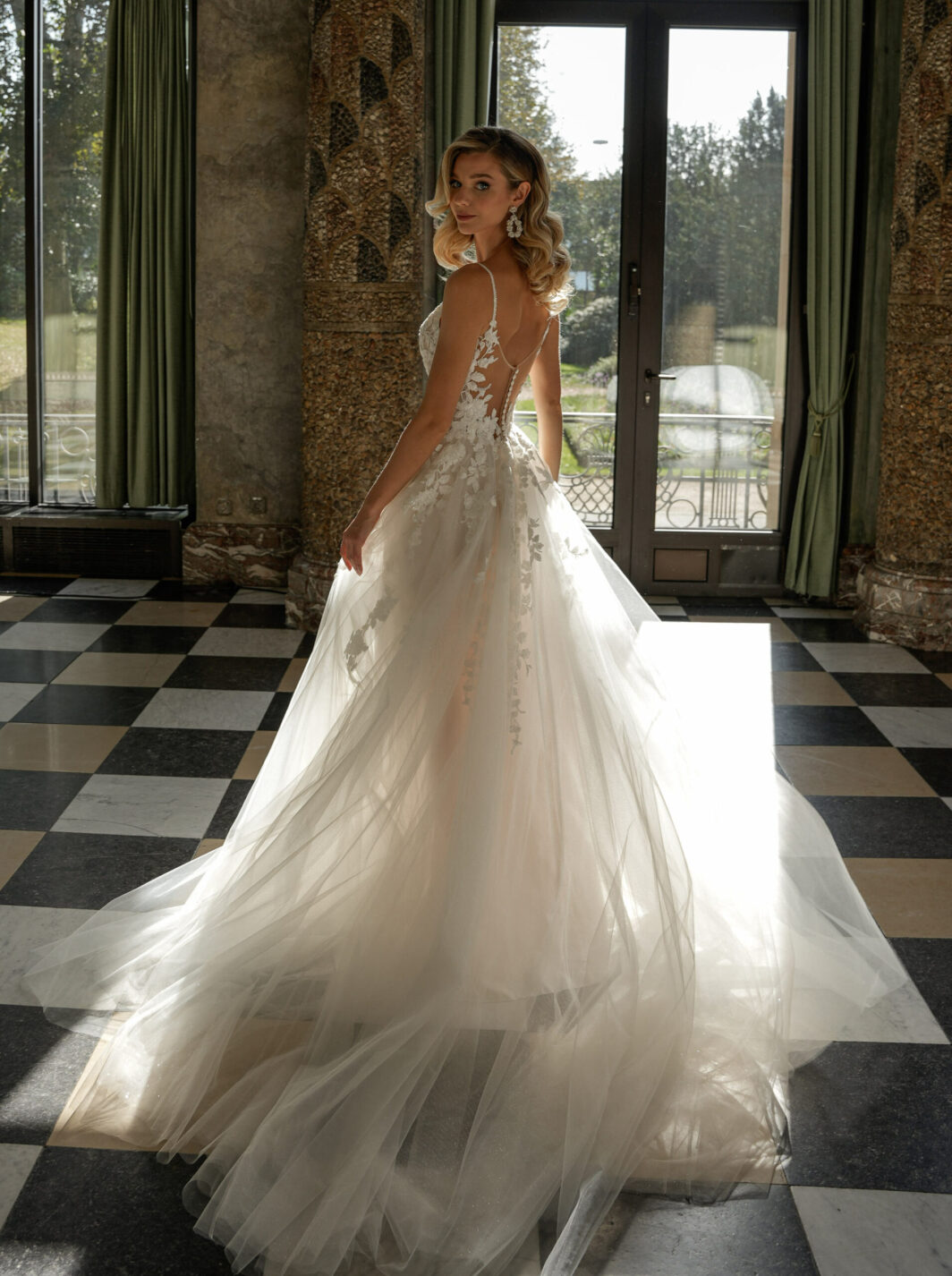 Sammy - Brautkleid mit V-Ausschnitt, Trägern und bestickter Spitze – Bild 2