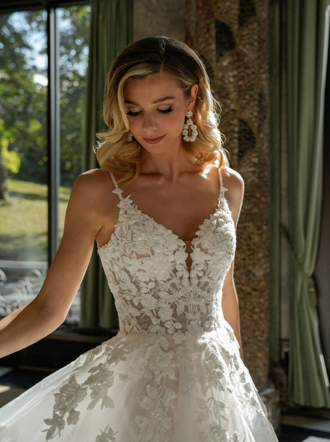 Sammy - Brautkleid mit V-Ausschnitt, Trägern und bestickter Spitze – Bild 3