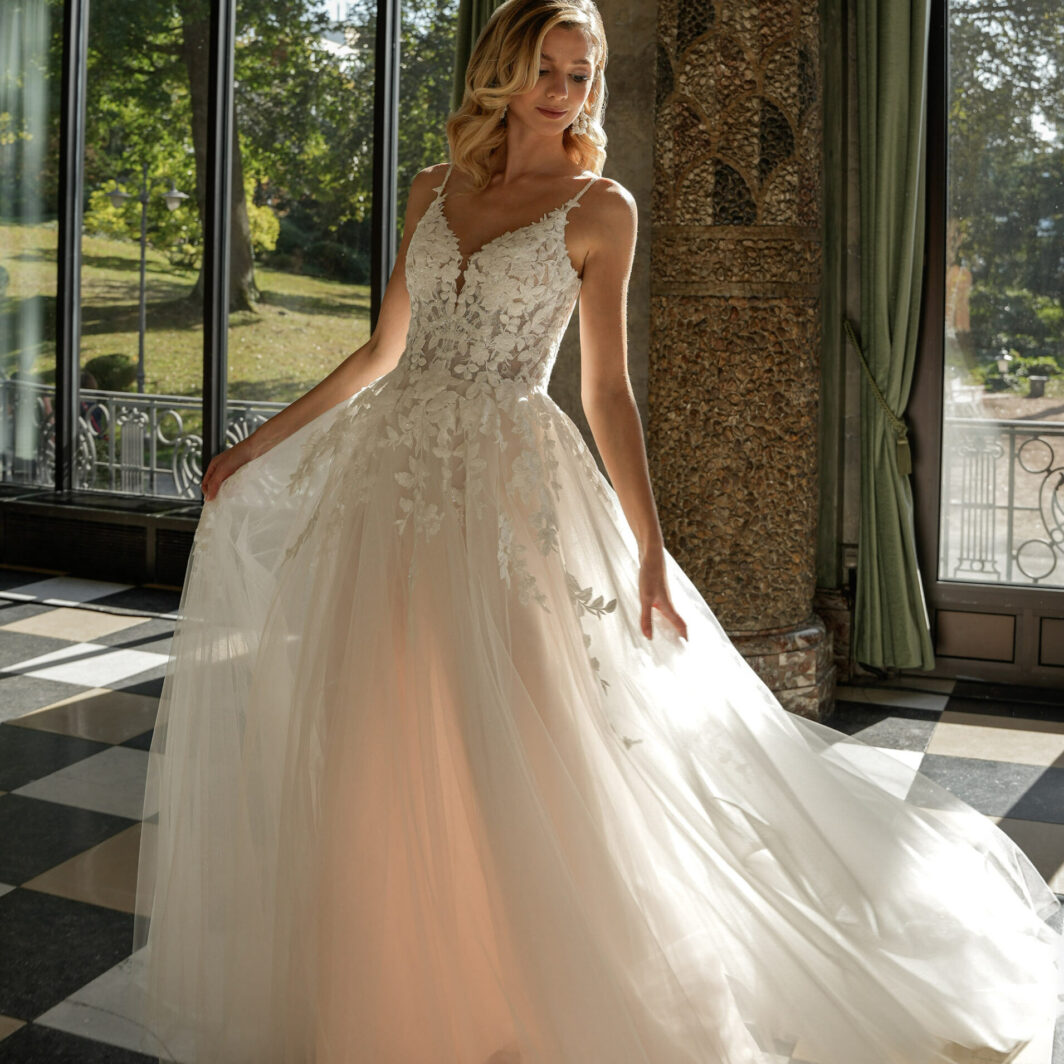 Sammy - Brautkleid mit V-Ausschnitt, Trägern und bestickter Spitze