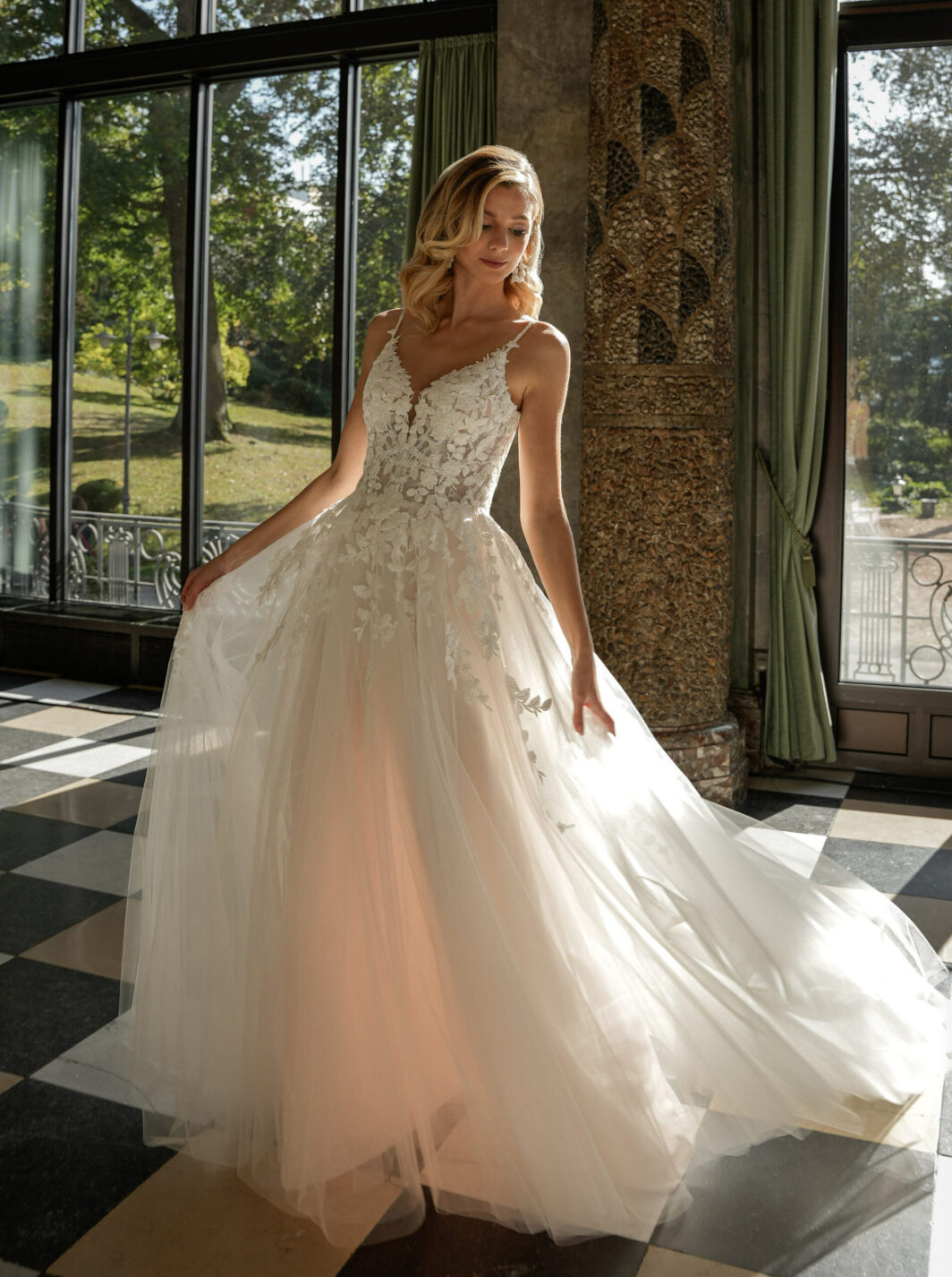 Sammy - Brautkleid mit V-Ausschnitt, Trägern und bestickter Spitze