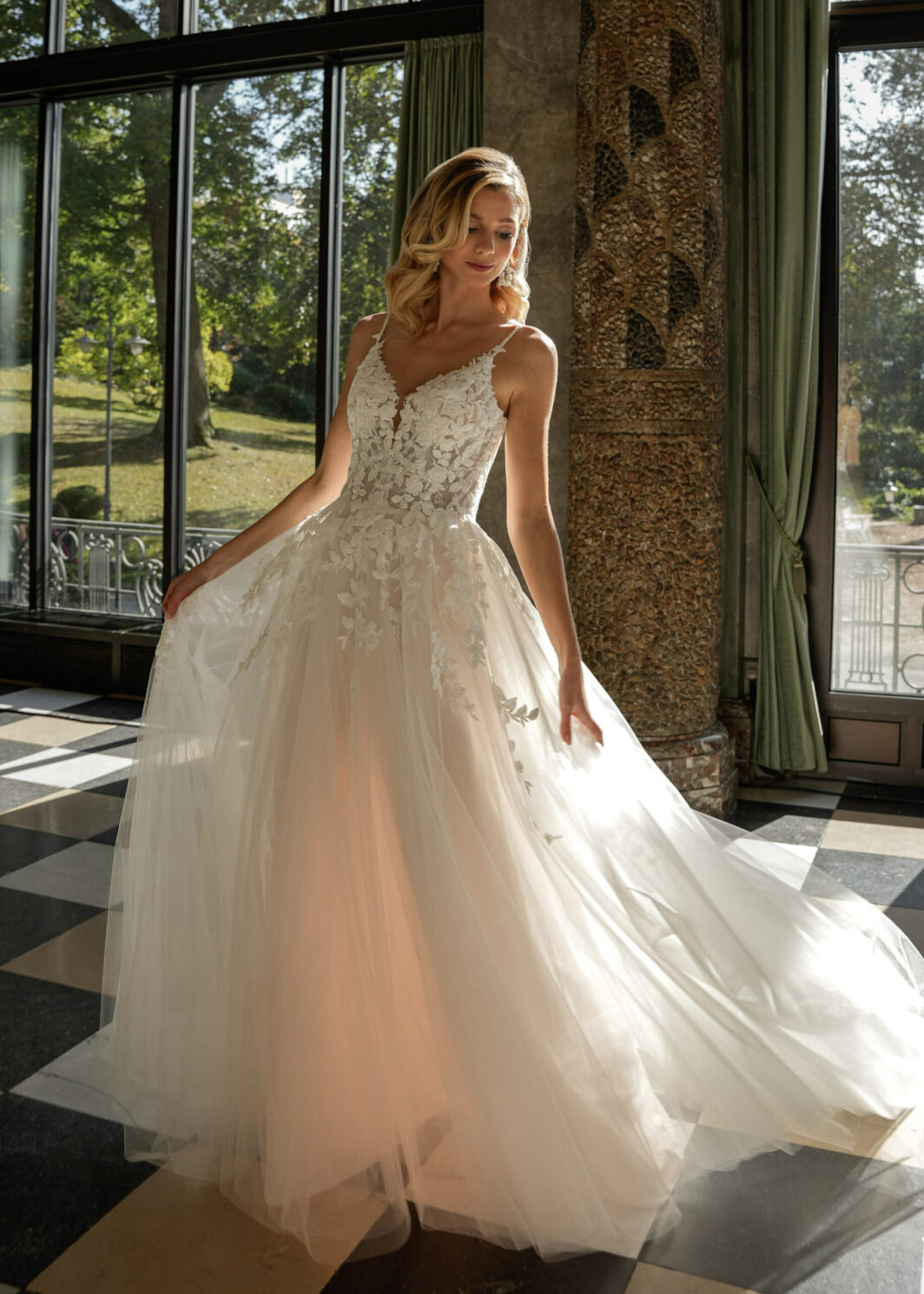 Sammy - Brautkleid mit V-Ausschnitt, Trägern und bestickter Spitze