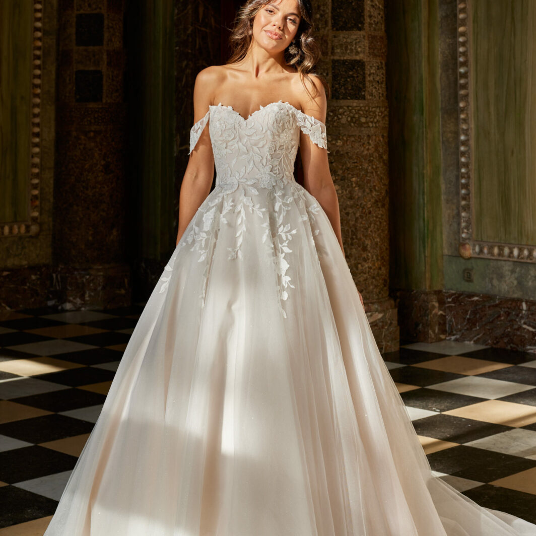 Luana - A-Linie mit Herzausschnitt, Blätterspitze und Carmenträgern