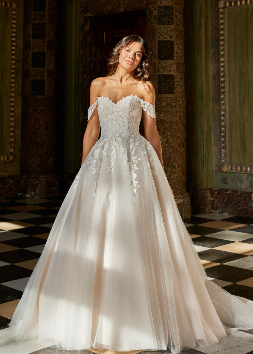 Luana - A-Linie mit Herzausschnitt, Blätterspitze und Carmenträgern