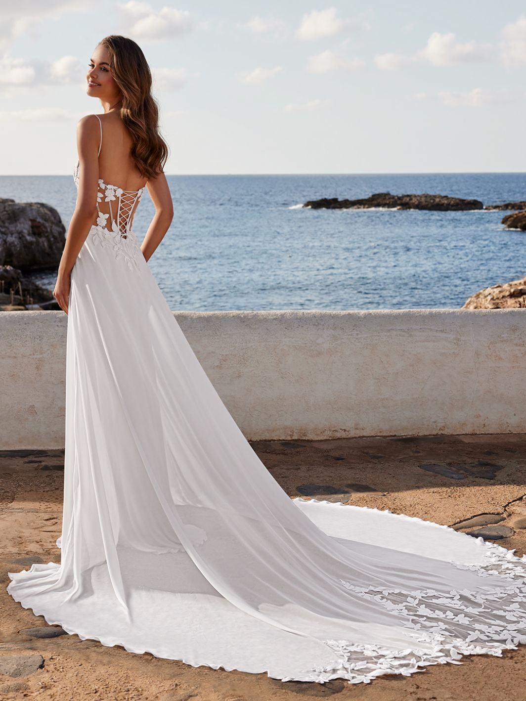 Larela - Fließendes Brautkleid mit Spaghettiträgern, matter Spitze und Schnürung – Bild 2