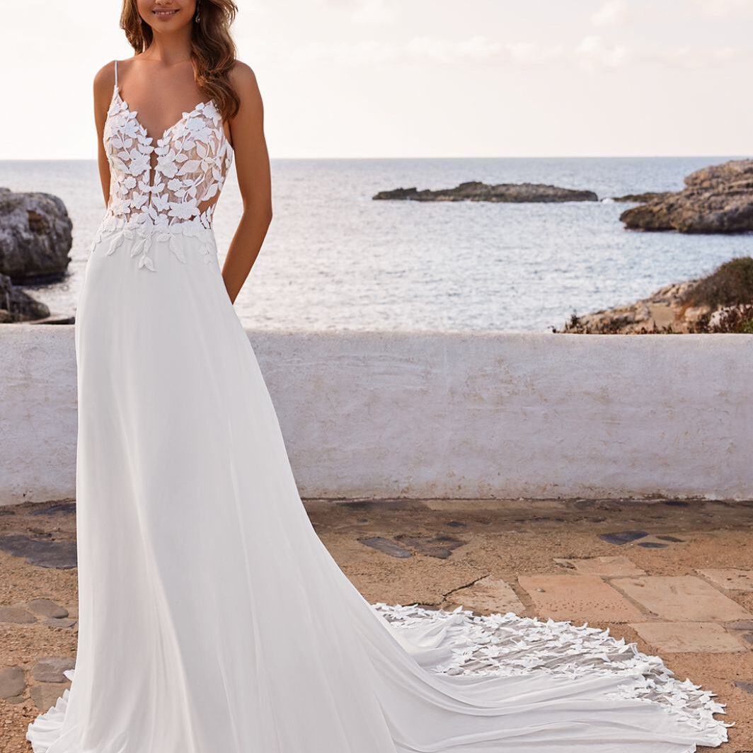 Larela - Fließendes Brautkleid mit Spaghettiträgern, matter Spitze und Schnürung