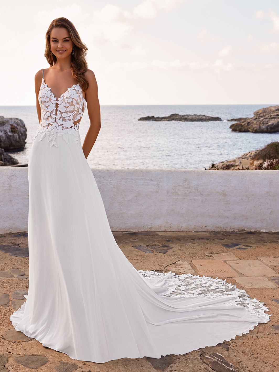 Larela - Fließendes Brautkleid mit Spaghettiträgern, matter Spitze und Schnürung