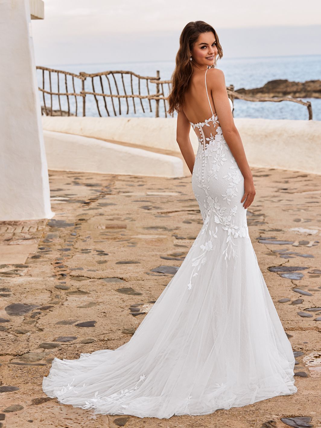 Dala - Fit and Flare Brautkleid mit matter Spitze und Spaghettiträgern – Bild 2