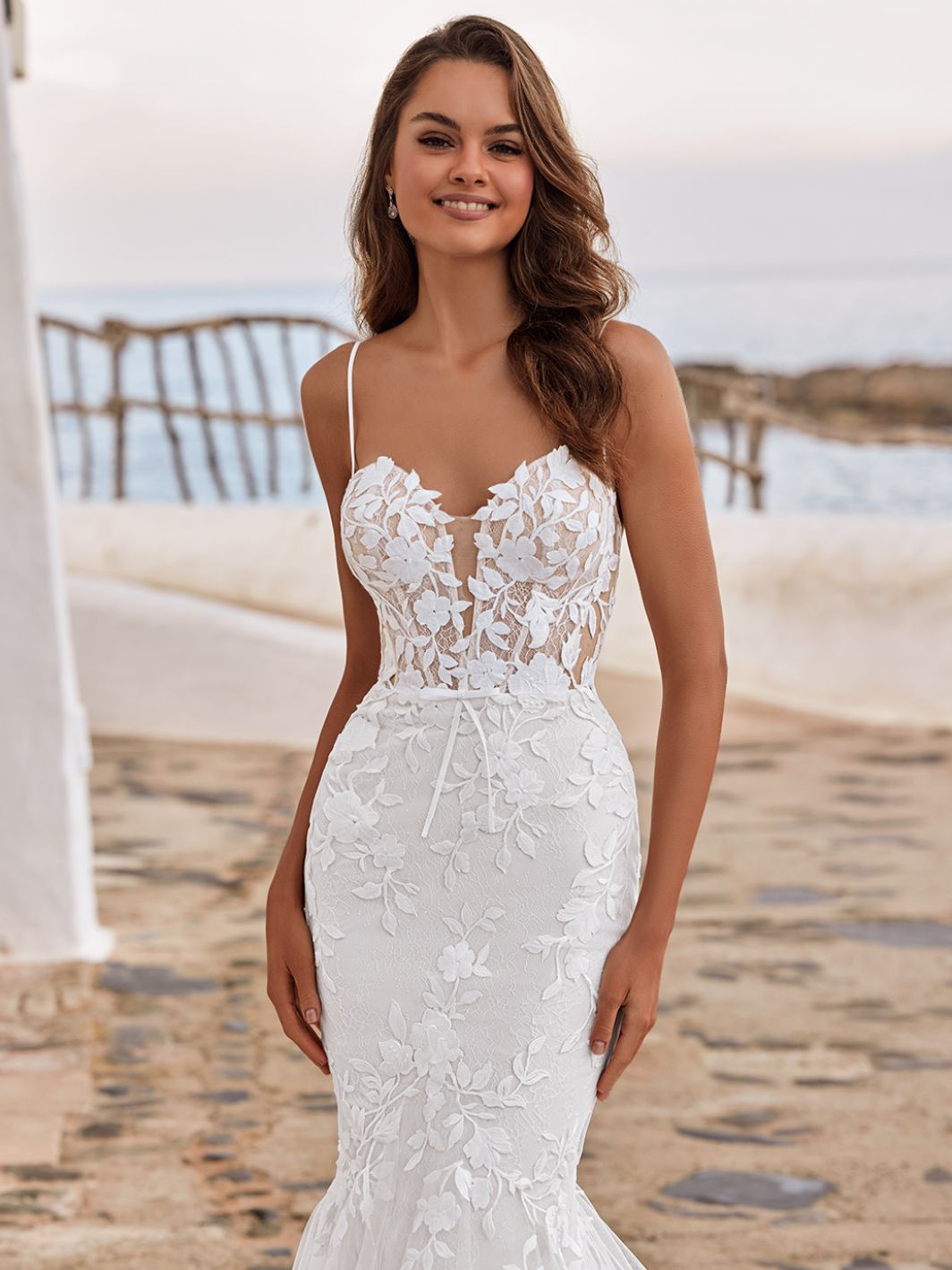 Dala - Fit and Flare Brautkleid mit matter Spitze und Spaghettiträgern – Bild 3