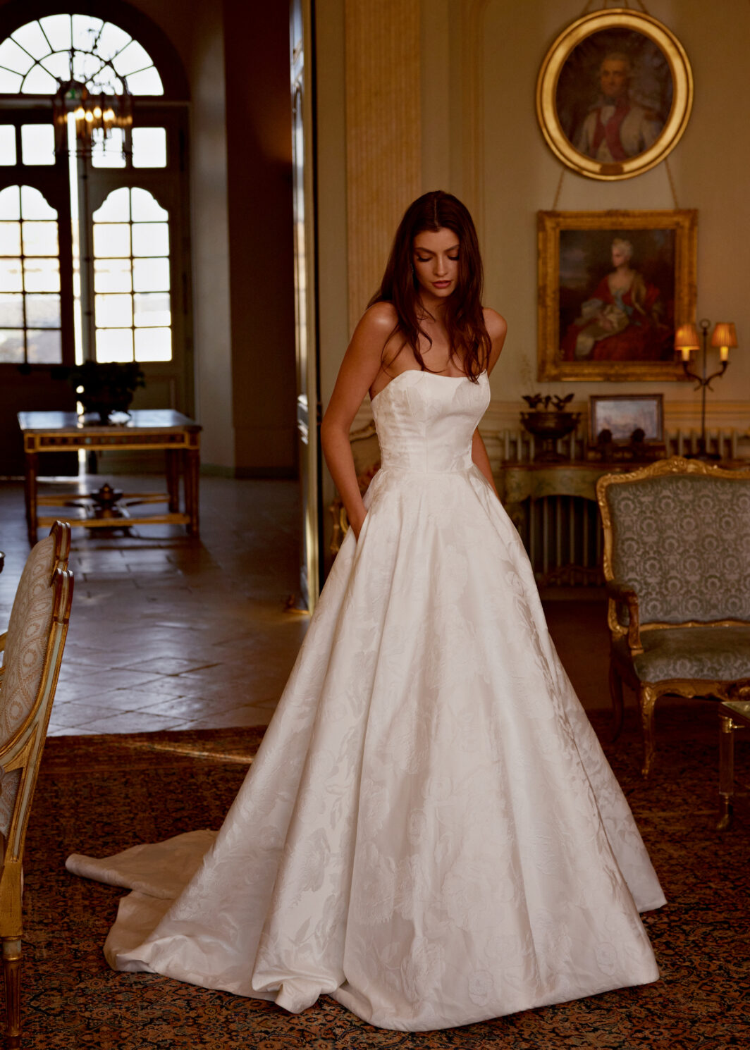 Aleyna - trägerlose A-Linie mit geradem Ausschnitt und Jacquard Stoff