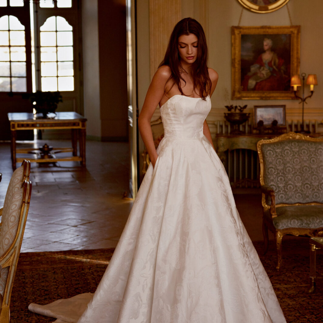 Aleyna - trägerlose A-Linie mit geradem Ausschnitt und Jacquard Stoff