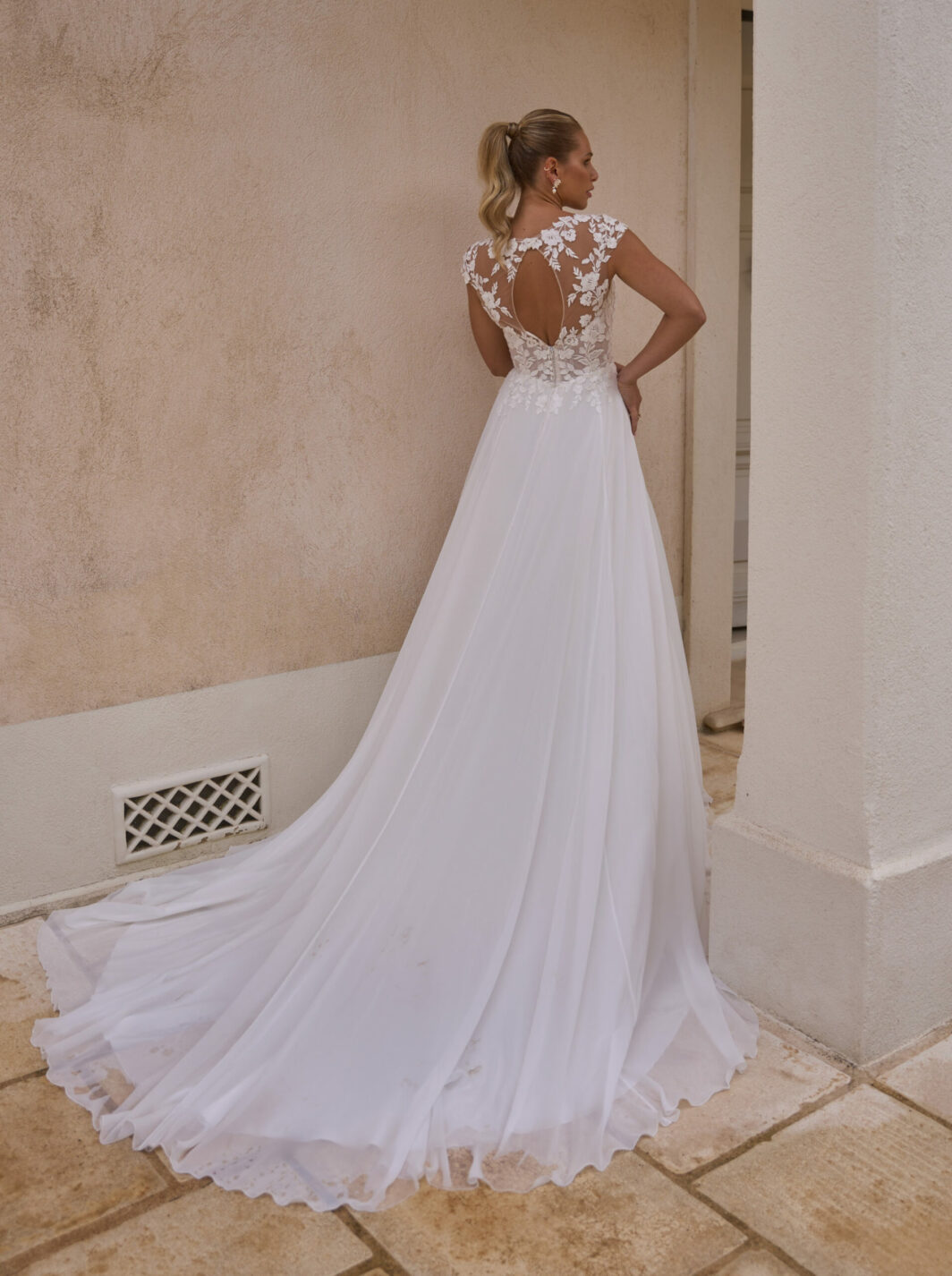 Cleo - Fließendes Brautkleid mit Schlüsselloch Rücken und Spitze – Bild 2