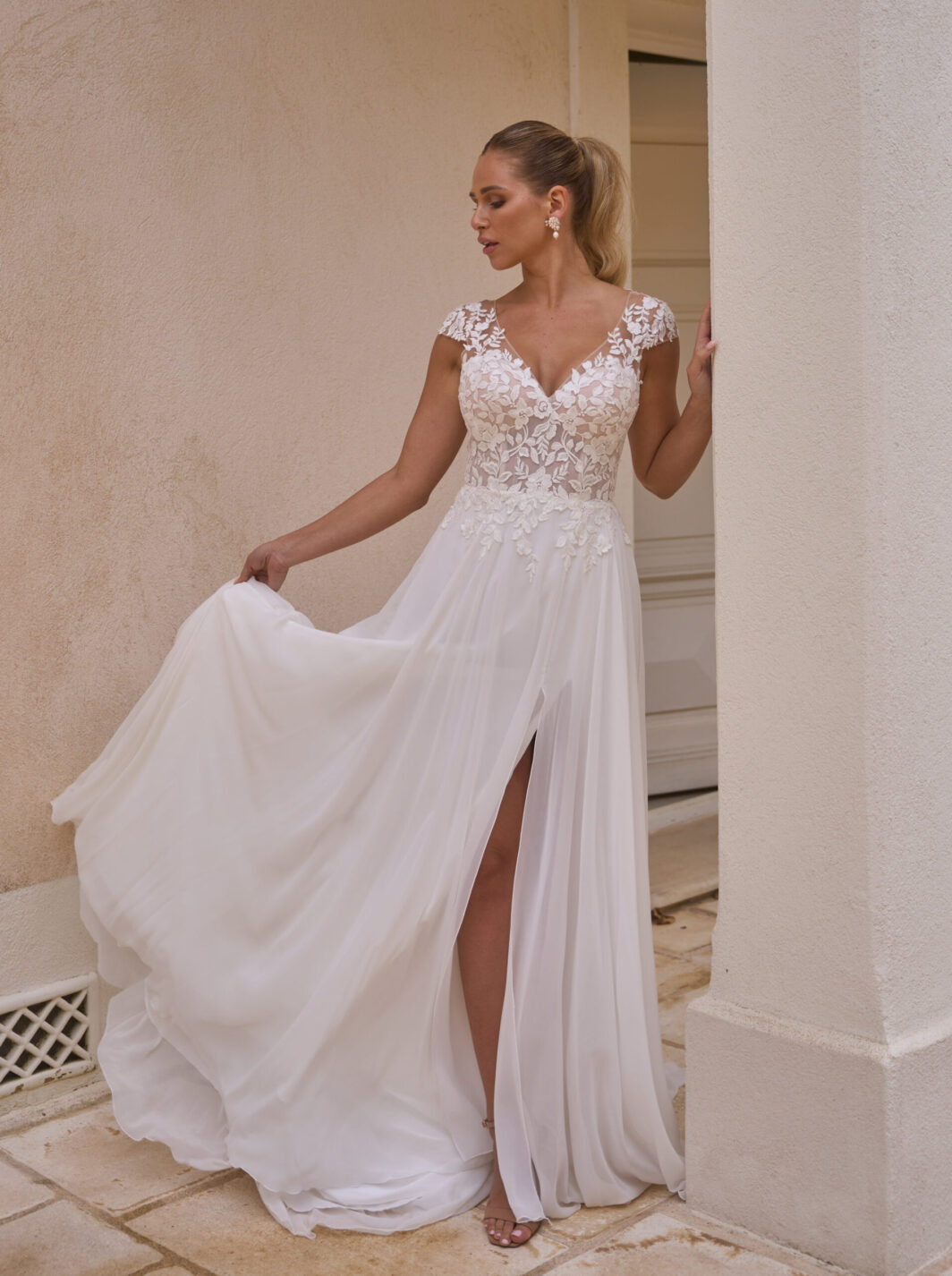 Cleo - Fließendes Brautkleid mit Schlüsselloch Rücken und Spitze