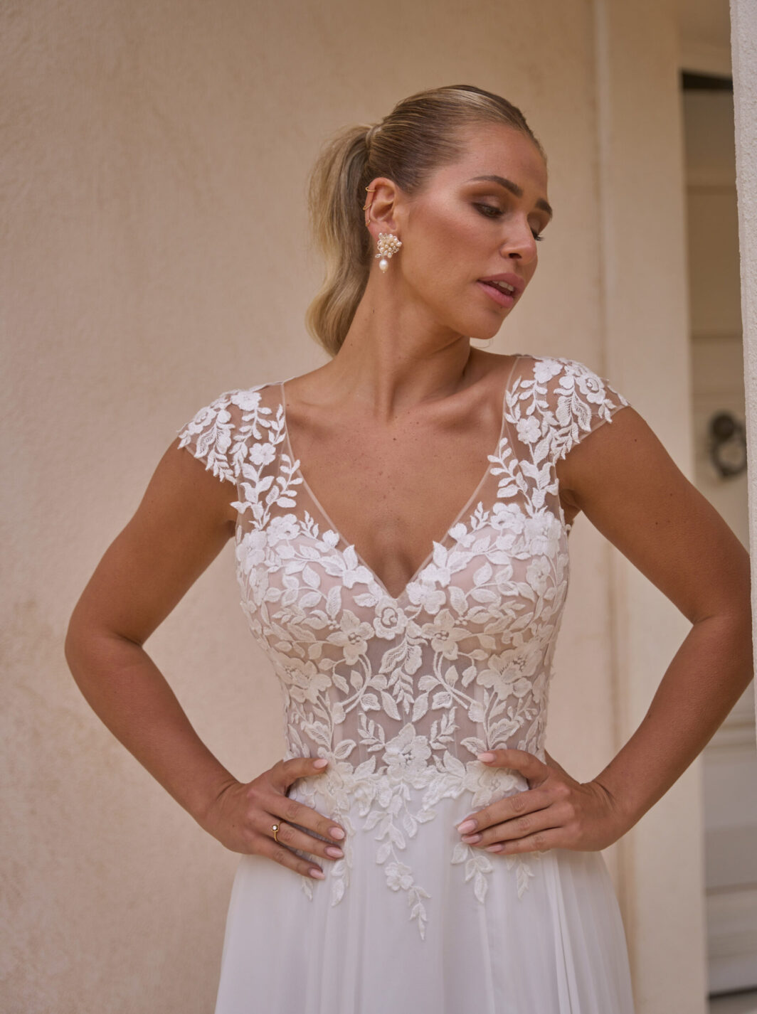 Cleo - Fließendes Brautkleid mit Schlüsselloch Rücken und Spitze – Bild 3