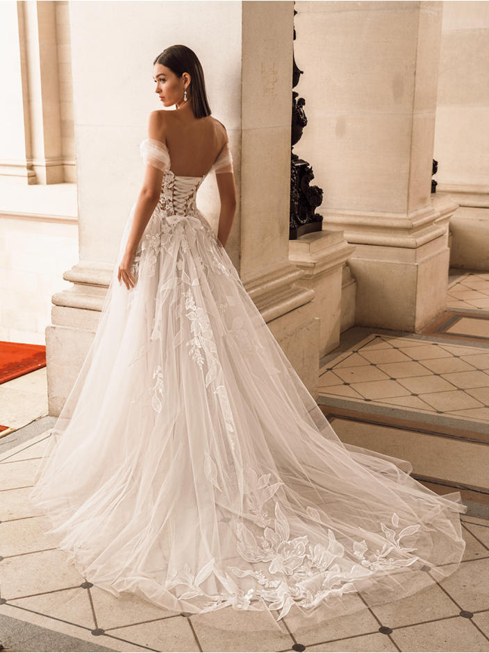 Megan - Brautkleid mit Carmenträgern, Spitze und Schlitz – Bild 2